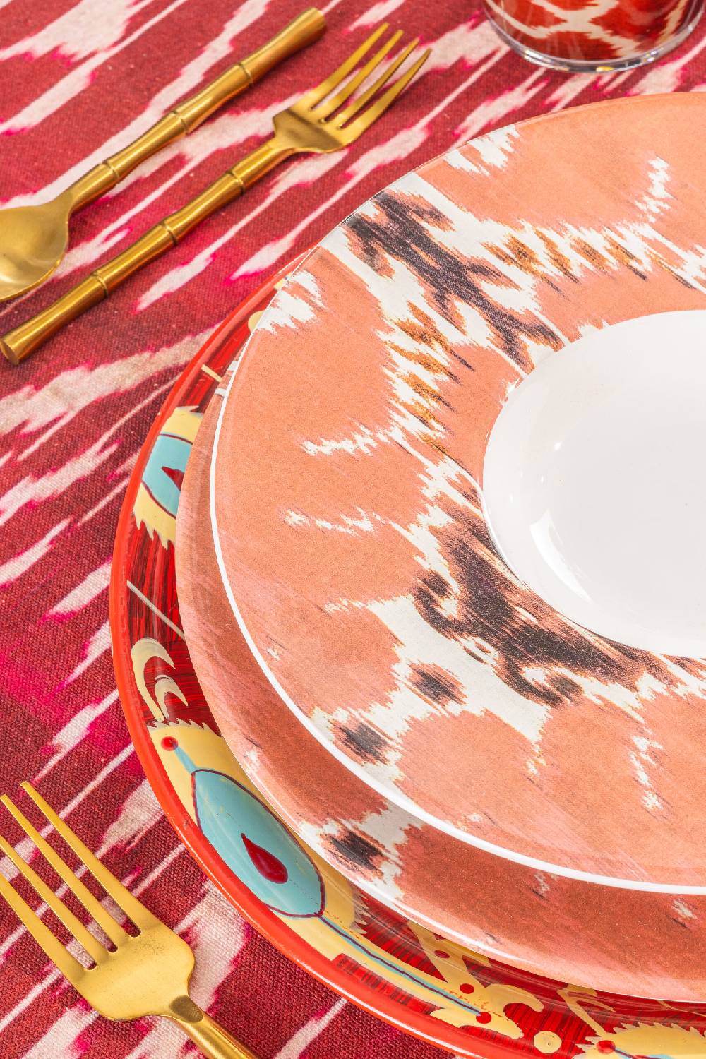 Les Ottomans Ikat ceramic plate Vendita Economica