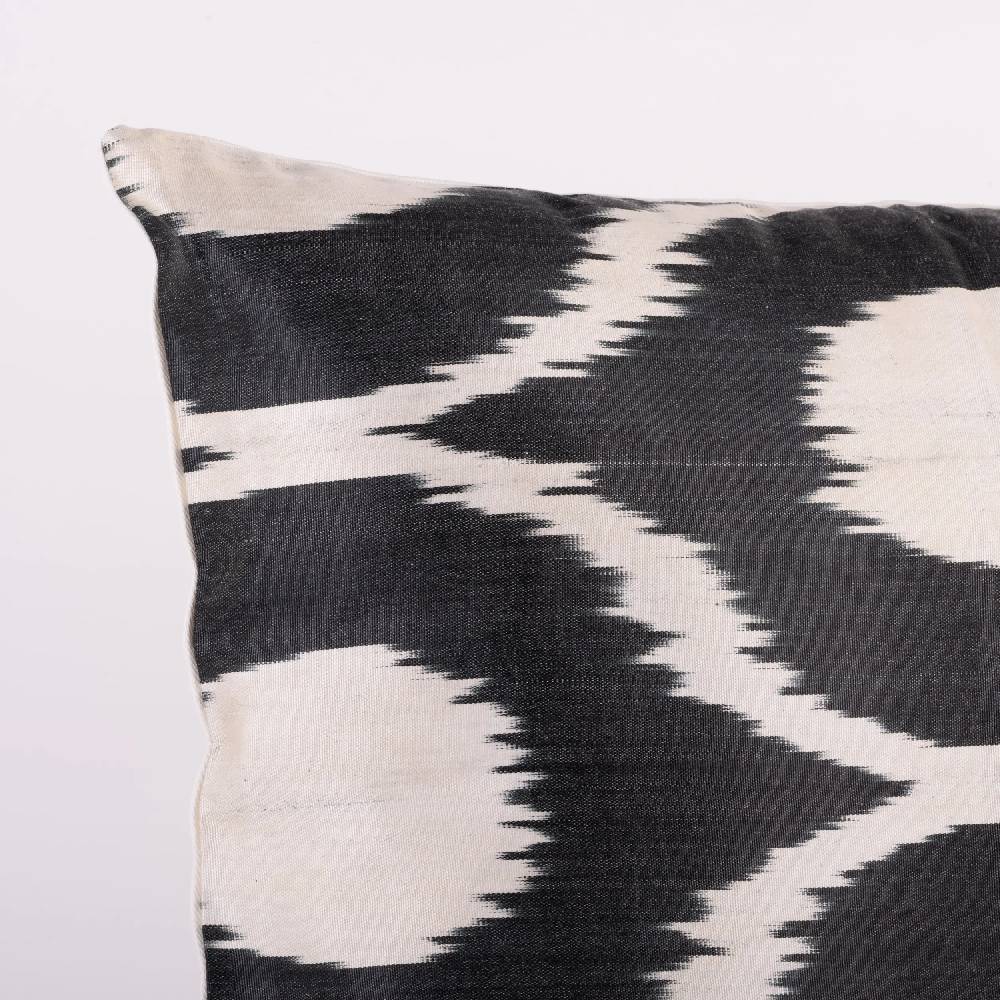 Les Ottomans Ikat silk cushion S239 Promozione