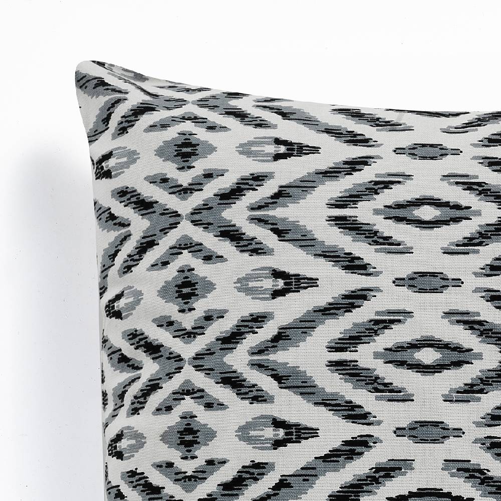 Oresteluchetta Cuscino IKAT B&W Fino al 50% di sconto