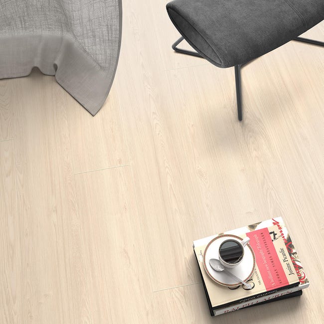 Leroymerlin Pavimento laminato ARTENS Pine bianco resistente all'acqua Sp 8mm Offerta per la Festa della Mamma
