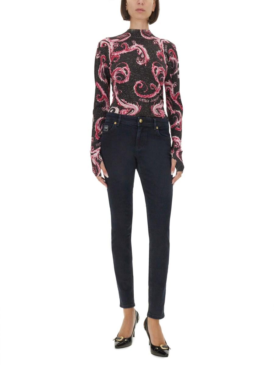 VERSACE JEANS COUTURE T-SHIRT IN MAGLIA LUREX CHROMO Sostegno trimestrale