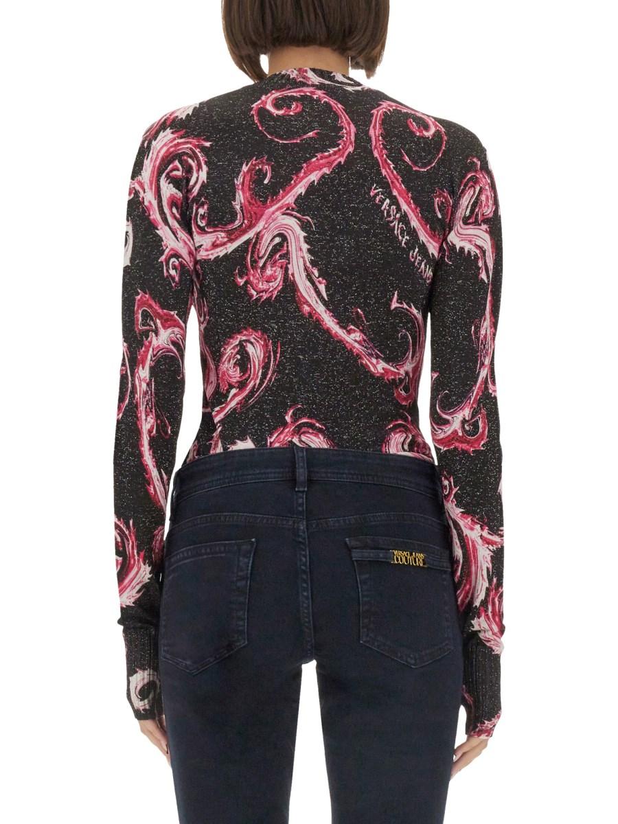 VERSACE JEANS COUTURE T-SHIRT IN MAGLIA LUREX CHROMO Sostegno trimestrale